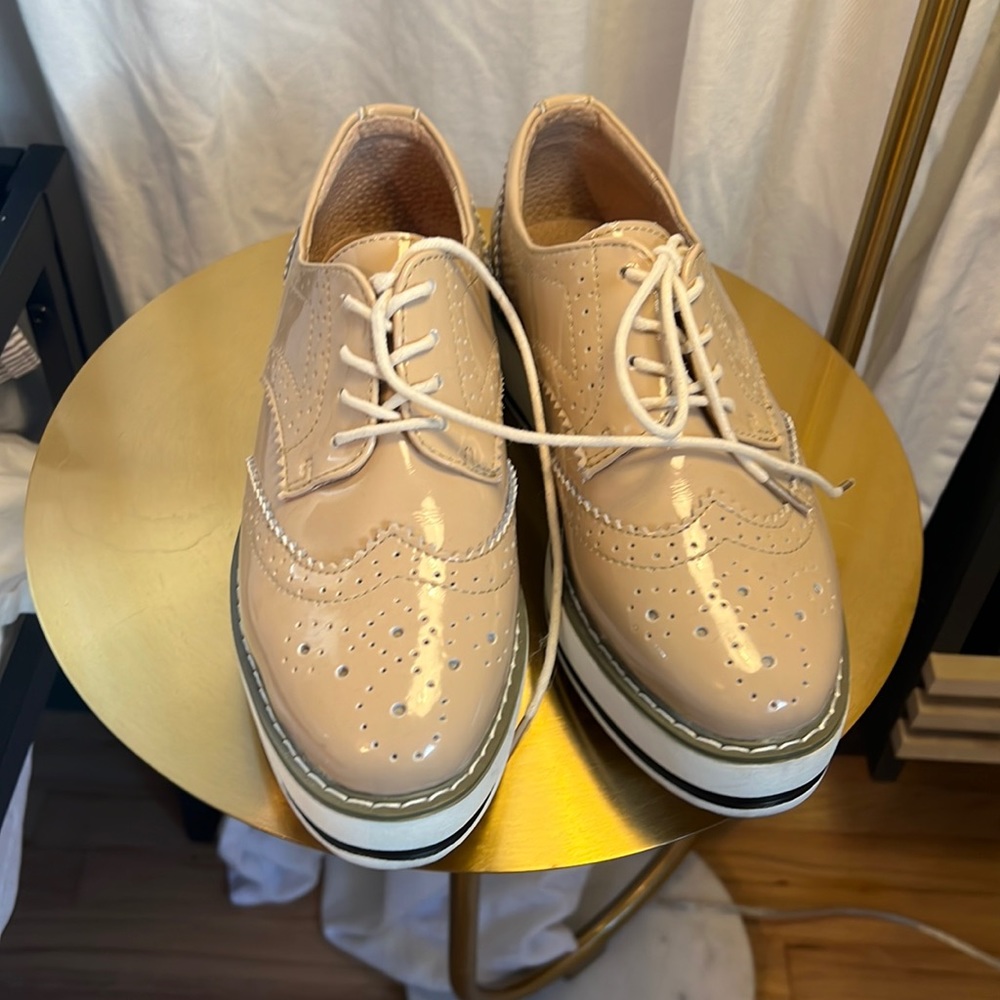 Dadawen platform Oxford style shoes. Nude patent faux leather.